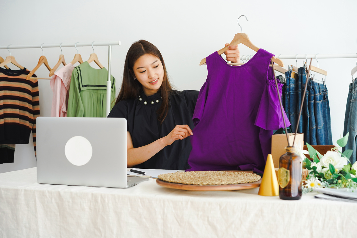 Woman Live Selling Preloved Clothes Online